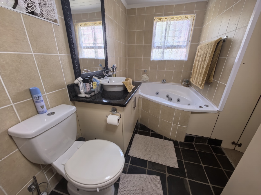 5 Bedroom Property for Sale in Fraaiuitsig Western Cape